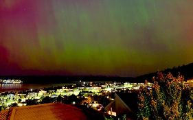 Hobart Bay Sunrise House--Rare Aurora Viewing Opportunities